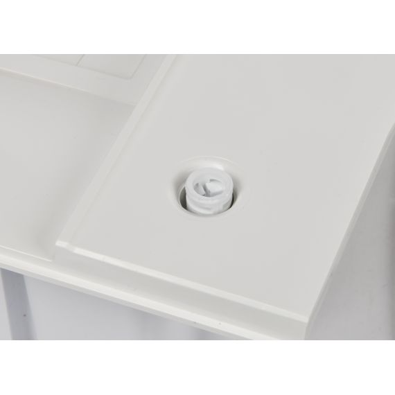 Невыпадающие пластиковые винты быстро фиксируют крышку корпуса на основании и позволяют опломбироват