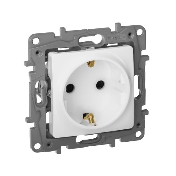 ETIKA Розетка 1-местная с заземлением с защитными шторками 16А белый ETIKA Розетка 1-местная с заземлением с защитными шторками 16А белый