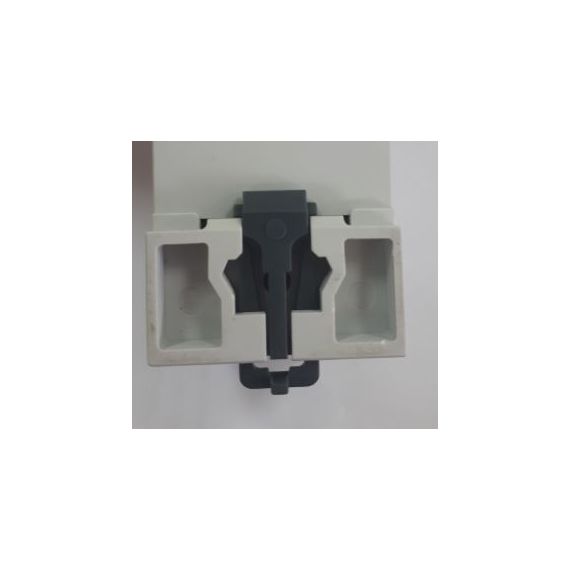 Защелка для крепления УЗО на монтажную рейку выполнена с возможностью фиксации блокирующего и свобод