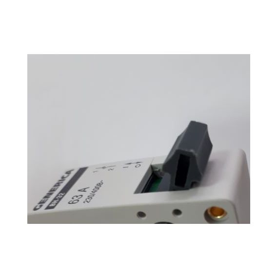 Полное соответствие стандарту: положение рукоятки вкл/выкл соответствует состоянию контактов.