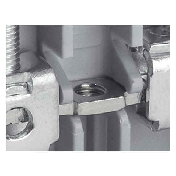 Возможность установки винтовой перемычки в центральной части клемм.