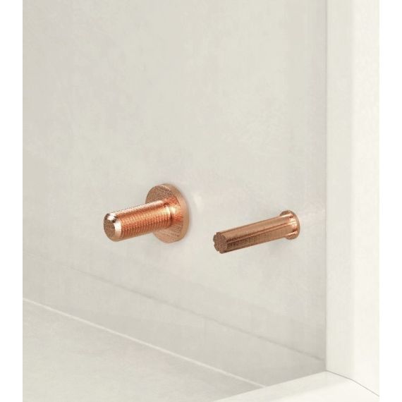 Медные шпильки заземления с увеличенной площадкой для лучшего контакта исключают возможность их отры