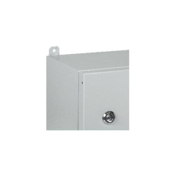 Сварной металлический корпус с предустановленным креплением для навесного монтажа.