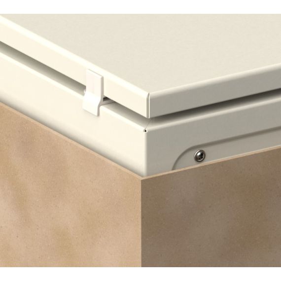 Фиксация двери для предупреждения давления на уплотнитель при транспортировке и хранении.