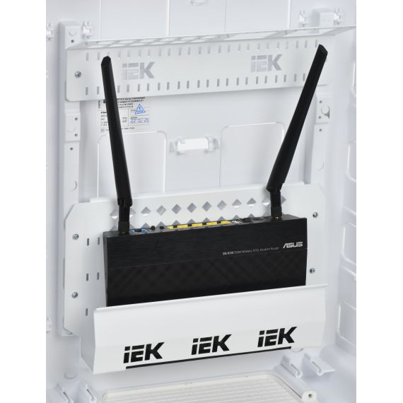 Универсальный держатель для роутера входит в комплект