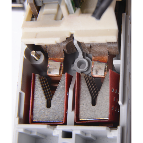 Дугогасительные решетки с увеличенным количеством пластин, расположенные в каждом полюсе, позволяют