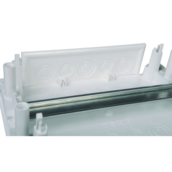 Возможность заведения в корпус кабель-канала и труб различного диаметра с помощью специальной вставк