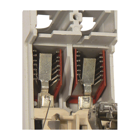 Дугогасительные камеры в каждом полюсе обеспечивают более эффективное подавление электрической дуги.