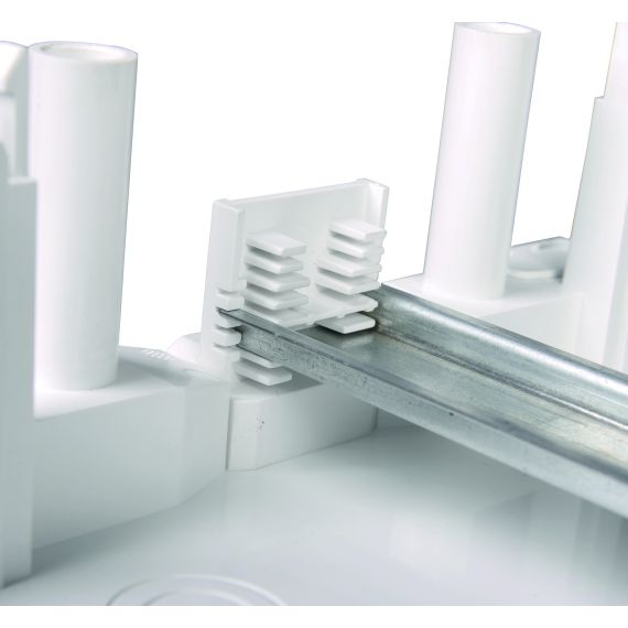 Регулировка DIN-рейки по высоте с помощью специальных кронштейнов