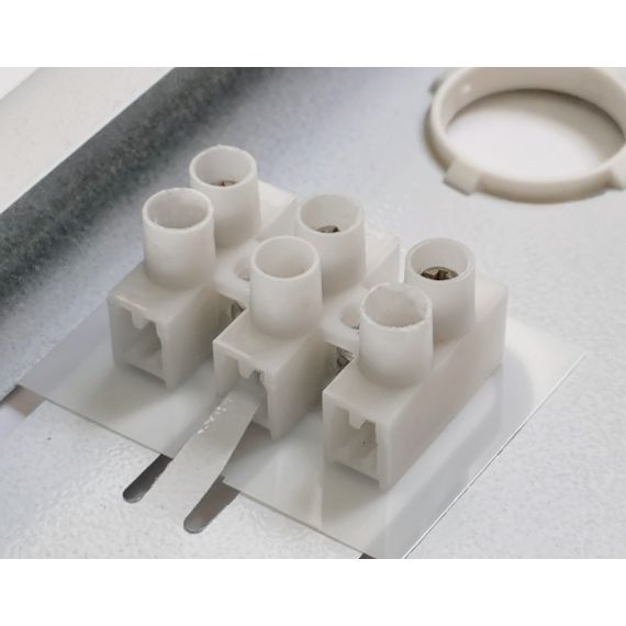 Пожаробезопасность: материал клеммной колодки и корпус драйвера изготовлены из самозатухающего пласт