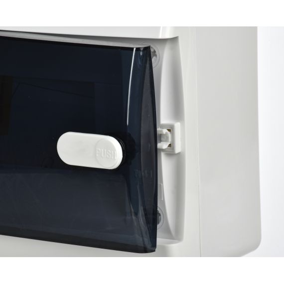 Дверь открывается нажатием.