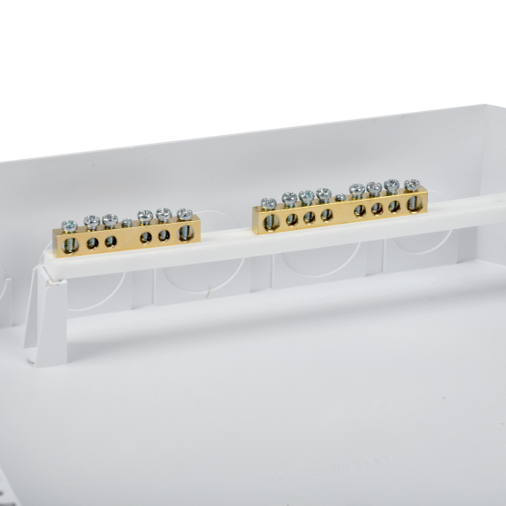 Нулевая шина крепится на специальную панель. Она легко снимается и устанавливается на противоположну