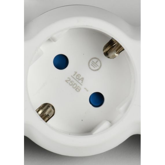 Шторки — защита от поражения электротоком и загрязнения розетки.