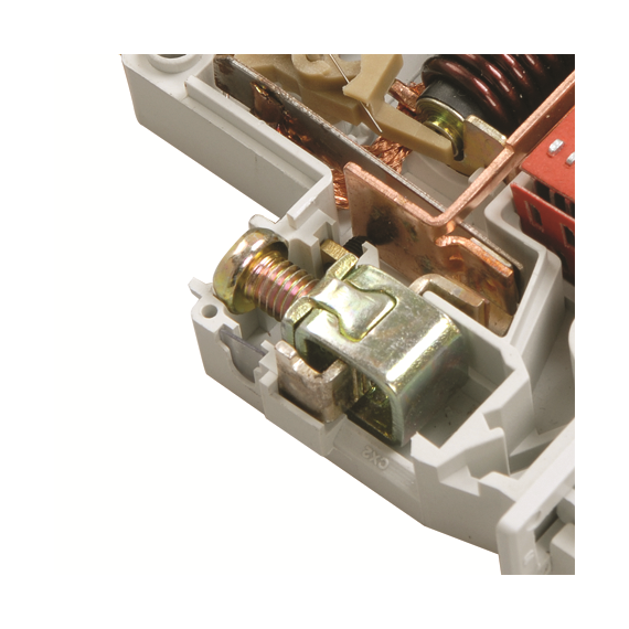 Защита механизма теплового расцепителя плексигласовой вставкой от изменения заводских настроек.