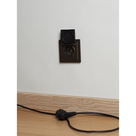 BRITE Розетка 1-местная с заземлением с защитными шторками и крышкой 16А IP20 РСбш10-3-БрТБ темная бронза IEK