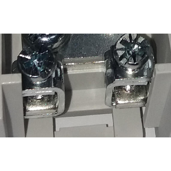 Цельная токоведущая шина изготовлена из луженой латуни.