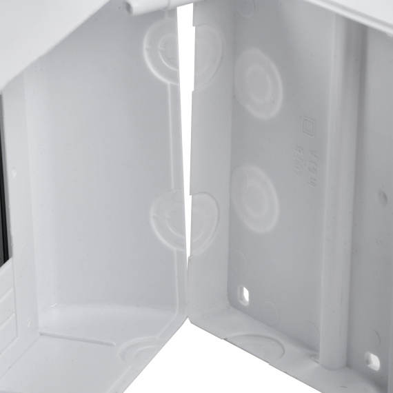 Выштампованные отверстия для ввода проводников.