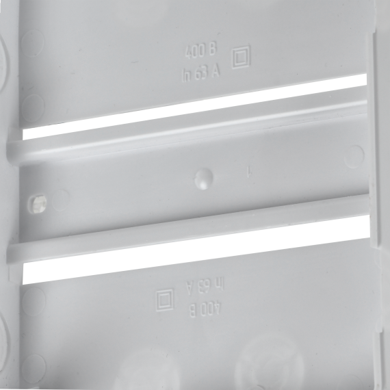 Пластиковая DIN-рейка.