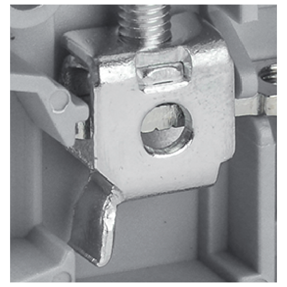 Специальная зажимная клетка уменьшает эффект «самоотвинчивания» винта и позволяет подсоединять прово